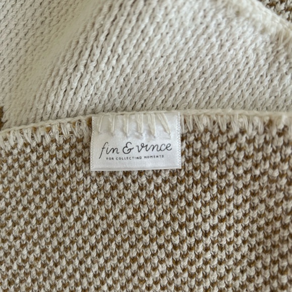 Fin & Vince bee blanket - Picture 3 of 3